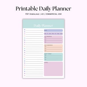 Puede incluir: Un planificador diario imprimible en tamaño A5. El planificador tiene un fondo azul claro con secciones para la fecha, las principales prioridades, para mañana, no olvides y notas. Cada sección tiene un fondo de color diferente.