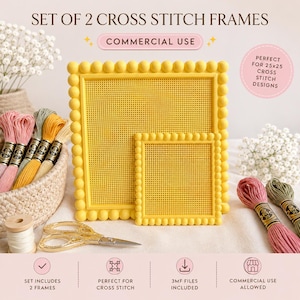 Könnte beinhalten: Ein Set aus zwei gelben quadratischen Kreuzstichrahmen mit Perlenrand. Die Rahmen verfügen über ein Gittermuster für Handarbeiten. Das Bild enthält den Text SET OF 2 CROSS STITCH FRAMES, COMMERCIAL USE und PERFECT FOR 25x25 CROSS STITCH DESIGNS.