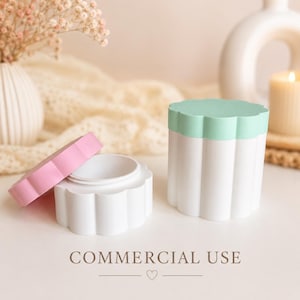 Puede incluir: Dos recipientes cilíndricos con bordes festoneados. Uno es blanco con tapa verde menta y el otro es blanco con una tapa rosa separada. El texto "COMMERCIAL USE" está impreso en la parte inferior central de la imagen con un pequeño icono de corazón.