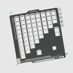 Könnte beinhalten: Eine dunkelgraue Bambu Textured PEI Plate mit Gittermuster und mehreren weißen, rechteckigen 3D-gedruckten Komponenten, die in Spalten angeordnet sind. Die Platte enthält den Aufdruck Bambu Textured PEI Plate sowie PLA/ABS/PETG.
