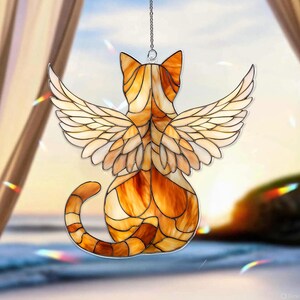 Pu&ograve; includere: Un acchiappasole in vetro colorato a forma di gatto soriano arancione con grandi ali piumate. Il gatto &egrave; raffigurato di spalle con una lunga coda curva ed &egrave; composto da vari pezzi di vetro color ambra e crema.