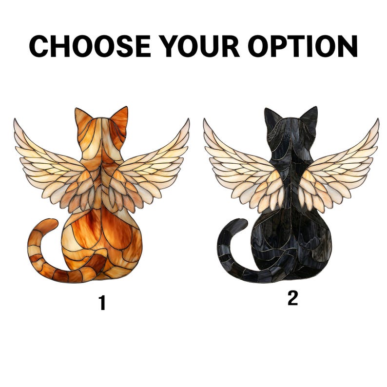 Pu&ograve; includere: Due decorazioni in vetro colorato a forma di gatto con ali, etichettate 1 e 2. L'opzione 1 &egrave; un gatto tigrato arancione, l'opzione 2 &egrave; un gatto nero. Entrambi hanno ali piumate color crema e code lunghe. Il testo CHOOSE YOUR OPTION &egrave; in alto.