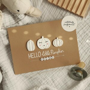 Handgemachte Babykarte zur Geburt – HELLO LITTLE PUMPKIN | Kraftpapier Karte mit Kürbis-Design | Individuelles Unikat Geschenk Babyparty