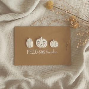 Handgemachte Babykarte zur Geburt – HELLO LITTLE PUMPKIN | Kraftpapier Karte mit Kürbis-Design | Individuelles Unikat Geschenk Babyparty