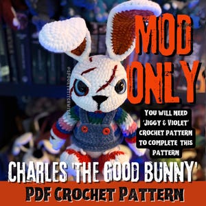 Puede incluir: Un muñeco de conejo tejido a ganchillo blanco con una cicatriz sobre un ojo, que lleva un peto azul sobre una camisa de rayas multicolor. El texto en la imagen dice: MOD ONLY, YOU WILL NEED 'JIGGY & VIOLET' CROCHET PATTERN TO COMPLETE THIS PATTERN, CHARLES 'THE GOOD BUNNY' PDF CROCHET PATTERN.