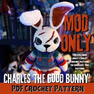 Puede incluir: Un conejito de ganchillo con cabeza y orejas blancas, interior de las orejas marrón y ojos azules. El conejito tiene puntadas rojas en la cara y lleva un peto azul. El texto de la imagen dice "CHARLES 'THE GOOD BUNNY' PDF CROCHET PATTERN."