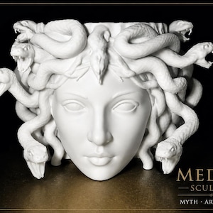 Könnte beinhalten: Weiße Medusa-Skulptur mit detaillierten Schlangen und Gesichtszügen. Die Büste der mythologischen Figur trägt das Wort "MEDUSA" und den Text "SCULPTURE" darunter. Der Hintergrund ist schwarz.