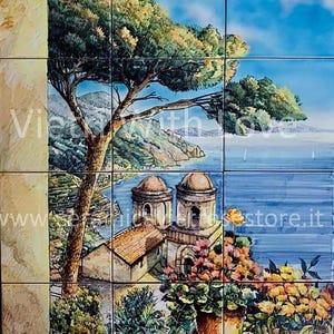 Può includere: Un murale di piastrelle in ceramica colorato che rappresenta una scena costiera con un edificio, un pino e un mare blu con barche a vela. L'edificio ha due cupole ed è circondato da fiori. Il murale di piastrelle è composto da nove piastrelle individuali.