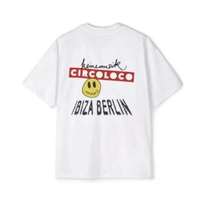 Puede incluir: Camiseta blanca con un estampado gráfico rojo y negro que dice "keinemusik CIRCOLOCO" con una cara sonriente amarilla y "IBIZA BERLIN" debajo.