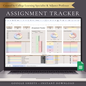 Könnte beinhalten: Ein Laptop zeigt eine digitale Arbeitsblatt-Aufgabenverfolgung. Das Arbeitsblatt enthält Abschnitte für die Aufgabenaufschlüsselung, den Status und die Priorität mit Diagrammen und Grafiken. Der Text "ASSIGNMENT TRACKER" ist deutlich sichtbar.