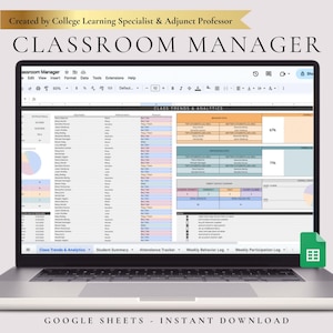 Könnte beinhalten: Ein Laptop mit einer Google Sheets-Tabelle namens "CLASSROOM MANAGER". Die Tabelle zeigt Datenanalysen, Schülerzusammenfassungen und Anwesenheitsverfolgung. Der Text oben lautet "Created by College Learning Specialist & Adjunct Professor."
