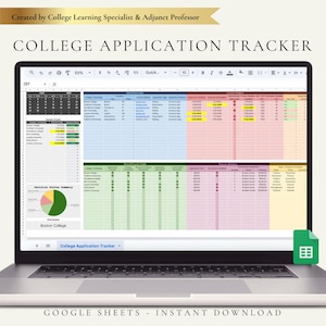 Pode incluir: Um laptop exibindo uma planilha "College Application Tracker". A planilha é organizada com colunas para o nome da faculdade, o status da inscrição e ajuda financeira. O texto "GOOGLE SHEETS - INSTANT DOWNLOAD" está na parte inferior.