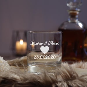 Personalisiertes Whiskyglas mit Herz, Namen & Datum – Graviertes Paar- oder Hochzeitsgeschenk - Whiskyglas mit Gravur