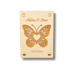 Personalisierte Holzkarte mit Schmetterling mit Herz – Gravur von Namen & Datum – Geschenk zur Hochzeit, Jahrestag, Valentinstag