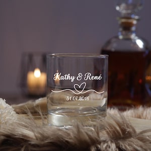 Personalisiertes Whiskyglas mit Namen & Datum – Graviertes Glas mit Herz – Geschenk zur Hochzeit oder zum Jahrestag