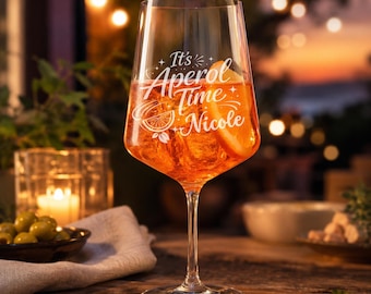 Personalisiertes Aperol Spritz Glas mit Namen | Graviertes Stielglas 540 ml | Aperol Time Geschenk für Freundin, Geburtstag und Mädelsabende