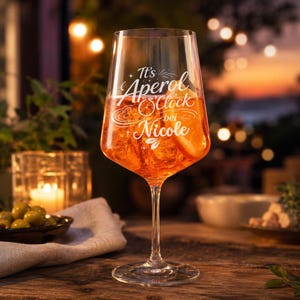 Personalisiertes Aperol Spritz Glas mit Namen | Graviertes Stielglas 540 ml | Aperol o’Clock Geschenk für Freundin, Geburtstag & Mädelsabend