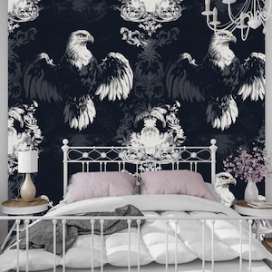 Carta da parati di lusso Dark Eagle - murale di uccelli in stile vintage in bianco e nero per soggiorno, arte murale gotica audace, elegante decorazione della fauna selvatica