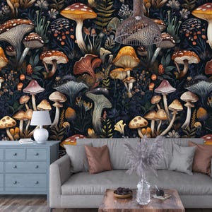 Carta da parati Whimsical Forest Mushroom – Arte botanica scura illustrata a mano per l'arredamento della casa – Design fungino ispirato alla natura