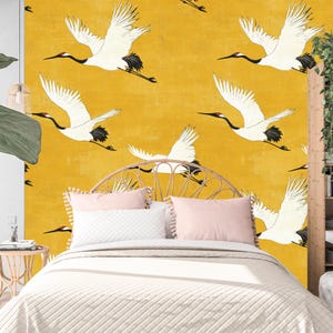 Carta da parati con gru gialla, murale con uccelli giapponesi, decorazione artistica con natura orientale per camera da letto o soggiorno