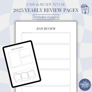 Puede incluir: Una página de planificador digital con el texto "2025 Yearly Review Pages" y "Includes 4 pages". Una tableta muestra una sección "2025 Favourites". La página es blanca con texto negro y un fondo azul y blanco.