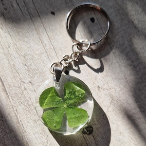 4 Leaf Clover Keychain - Real clover encased in crystal clear resin