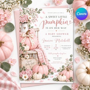 Puede incluir: Una tarjeta de invitación para baby shower con calabazas rosas, arreglos florales y una caja de madera. El texto dice: A SWEET LITTLE PUMPKIN IS ON HER WAY, A BABY SHOWER HONORING Lauren Mitchell, SATURDAY OCT 18 2026 AT 2:00 PM.