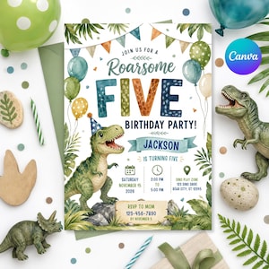 Puede incluir: Una tarjeta de invitación de cumpleaños con un dinosaurio verde que lleva un gorro de fiesta azul, rodeado de hojas de selva, globos y banderines. El texto dice: Join us for a Roarsome FIVE Birthday Party! Jackson is turning five.