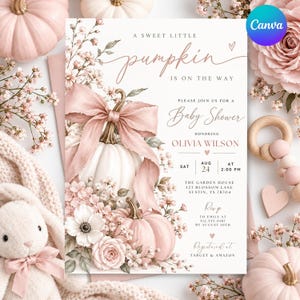 Puede incluir: Una tarjeta de invitación para baby shower con fondo blanco, calabazas rosas, detalles florales y un gran lazo rosa. El texto dice A SWEET LITTLE pumpkin IS ON THE WAY, PLEASE JOIN US FOR A Baby Shower, OLIVIA WILSON, SAT AUG 24 AT 2:00 PM.