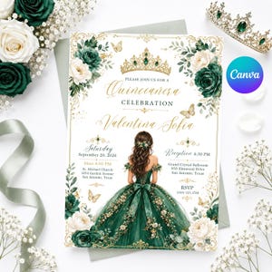 Peut inclure: Une invitation pour une célébration de Quinceañera. Le design présente une jeune femme en robe verte, entourée de motifs floraux et de papillons. Le texte comprend le nom Valentina Sofia, la date, l'heure et le lieu.