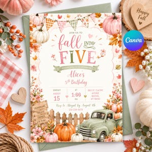 Può includere: Un invito di compleanno rettangolare a tema autunnale con zucche, foglie, una staccionata in legno e un vecchio camion verde. Il testo recita: Join us to fall into five, Alice's 5th birthday, domenica 15 agosto alle ore 13:00.