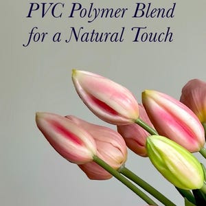 K&ouml;nnte beinhalten: Ein Strau&szlig; k&uuml;nstlicher Tulpen mit rosa-wei&szlig;en Bl&uuml;tenbl&auml;ttern und gr&uuml;nen Stielen. Der Text PVC Polymer Blend for a Natural Touch ist in Dunkelblau &uuml;ber den Blumen aufgedruckt. Die Tulpen befinden sich in verschiedenen Bl&uuml;hstadien vor hellem Hintergrund.