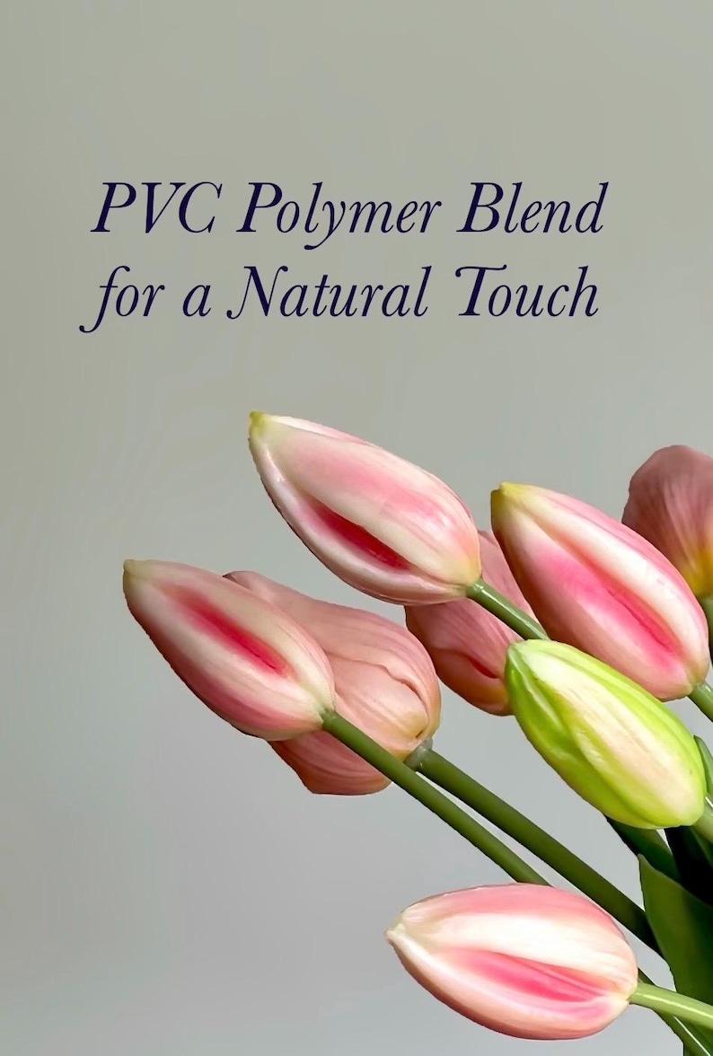 K&ouml;nnte beinhalten: Ein Strau&szlig; k&uuml;nstlicher Tulpen mit rosa-wei&szlig;en Bl&uuml;tenbl&auml;ttern und gr&uuml;nen Stielen. Der Text PVC Polymer Blend for a Natural Touch ist in Dunkelblau &uuml;ber den Blumen aufgedruckt. Die Tulpen befinden sich in verschiedenen Bl&uuml;hstadien vor hellem Hintergrund.