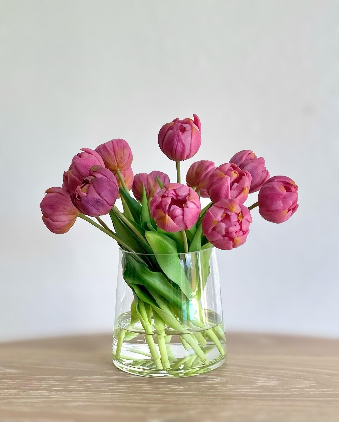 Arreglo floral de tulipanes peonía con tacto real