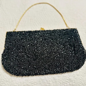 Hermoso bolso de mano formal vintage de los años 50 con cadena de serpiente y cierre de beso con lentejuelas y cuentas negras de Hong Kong.
