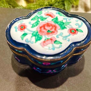 Antique Chinese Porcelain Enamel Box – Blue White Floral Trinket Jar –
