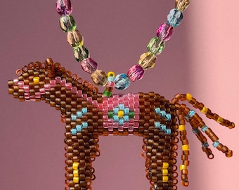 Bruine paardenketting met kralen | Handgemaakte ponybedel | Kleurrijke kralenketting
