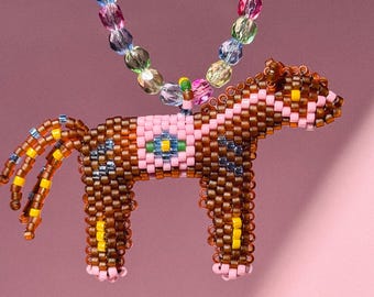 Collana con cavallo e perline marroni / Ciondolo pony fatto a mano / Catena di perline colorate