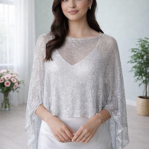 Puede incluir: Una taza de cerámica blanca con un asa negra y el texto "But First, Coffee" en negrita negra. La taza está sobre un fondo borroso. La taza mide aproximadamente 10 cm de altura.