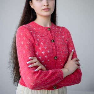 女の子用ピンクカーディガン、ハチボタン付き、アルパカメリノブレンドセーター、バービーピンクショートセーター、ラウンドネックカーディガン、女の子用カーディガン、クロップジャケット