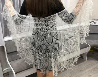 Chal de novia blanco de encaje, chal nupcial artesanal para la novia, capa de punto para la boda, cubierta romántica para los hombros, estola nupcial de encaje hecha a mano.