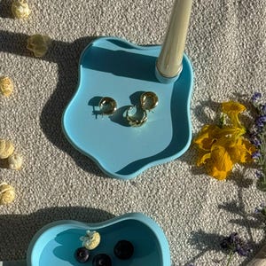 Kerzenständer Babyblau | LUMEN CANDLE TRAY in delicate Ice, Kerzenhalter bunt für Stabkerzen, maximum Design, Dopamine decor, Geschenkidee
