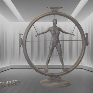 Puede incluir: Una escultura renderizada en 3D de una figura humana dentro de un gran marco metálico circular. La figura está de pie con los brazos extendidos. El marco está sostenido por una base. El fondo es una habitación minimalista con líneas verticales y el texto "MERALED".