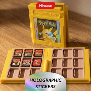 Könnte beinhalten: Gelbes Nintendo Game Boy-Kassettenetui mit einer Pokemon-Spielkassette. Das Etui ist geöffnet und zeigt Steckplätze für Spielkassetten. Der Text "HOLOGRAPHIC STICKERS" befindet sich unten.