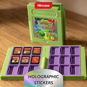 Op de afbeelding: Een groene Nintendo Game Boy cartridge case met een paars interieur, met daarin verschillende spelcartridges. De case heeft de tekst "Nincase" en "Nintendo GAME BOY". De case heeft ook een holografische sticker met de tekst "HOLOGRAPHIC STICKERS".