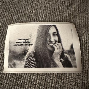 Schattig scheten meisje | Lofi labeltape sticker