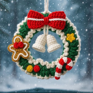 Könnte beinhalten: Gehäkelter Weihnachts-Autoschmuck in Form eines Kranzes mit roter Schleife, weißen Glocken und festlichen Verzierungen. Der Kranz hat einen Lebkuchenmann, eine Zuckerstange und einen Stern. Perfekt für die Weihnachtsdekoration.