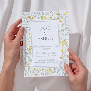 黄色の野花の結婚式招待状一式 RSVP カードの詳細カード Canva で編集可能 ガーデン アウトドア ウェディング パーティー テンプレートをすぐにダウンロード