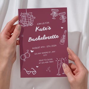 Puede incluir: Una tarjeta de invitación de color granate con texto blanco e ilustraciones. El texto dice "Join us for Kate's Bachelorette, August 4th - 5th, 2024, 123 Any Where St., Any City, RSVP to Olivia at 123-456-7890". Las ilustraciones incluyen una bola de discoteca, copas de champán, una botella de champán y unas gafas de sol.