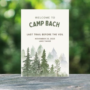 Modèle de toile modifiable d'invitation d'enterrement de vie de jeune fille de | Thème Camp Bach | Faire-part vert sauge rustique, imprimable et adapté sur mobile